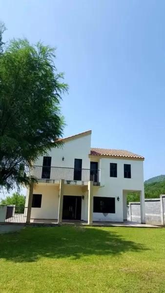 Quinta en venta en Cadereyta con amplio terreno y excelentes comodidades