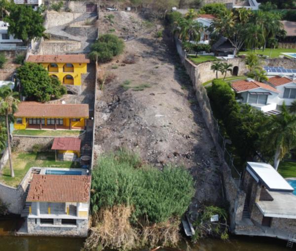 Terreno Frente Al Lago en Tequesquitengo con Escritura