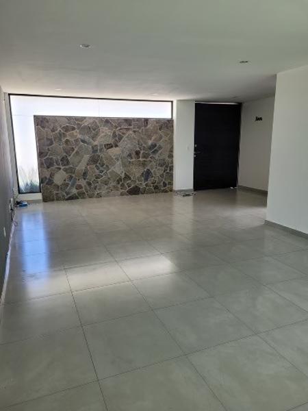 Tu Casa en Querétaro: Amplio Jardín y Comunidad Cerrada en Corregidora