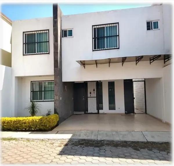 Casa en Venta en Cuautlancingo con Jardín Amplio y Seguridad Privada
