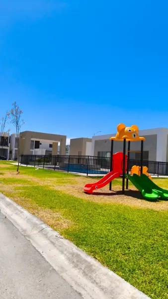 Casa en venta con recamara en planta baja en cerrada con amenidades zona viñedos.