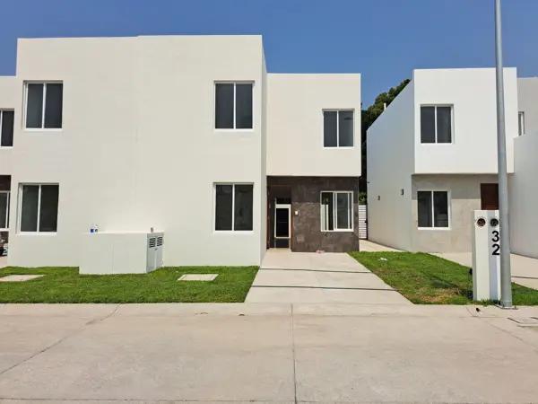 Casa en venta de 4 recámaras en Manzanillo en Coto privado con alberca