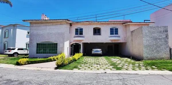 OPORTUNIDAD RESIDENCIA EN VENTA EN CLUB DE GOLF PARA REMODELAR FRENTE A GREEN