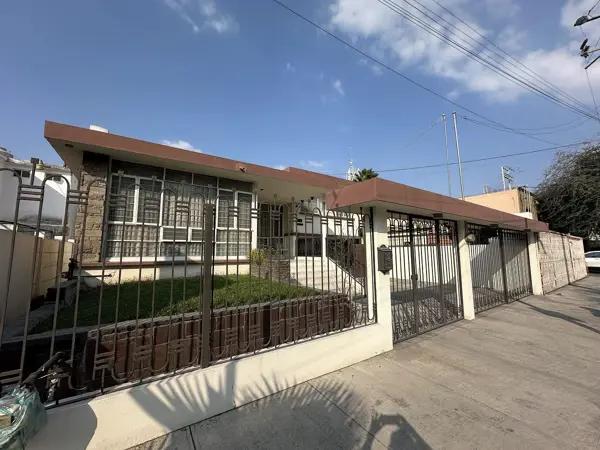 CASA CON USO DE SUELO COMERCIAL EN COL LEONES