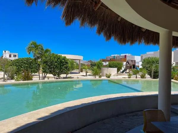 CASA EN VENTA TIPO TH UBICADO EN CHICXULUB PUERTO, PRIVADA CERCA DEL MAR
