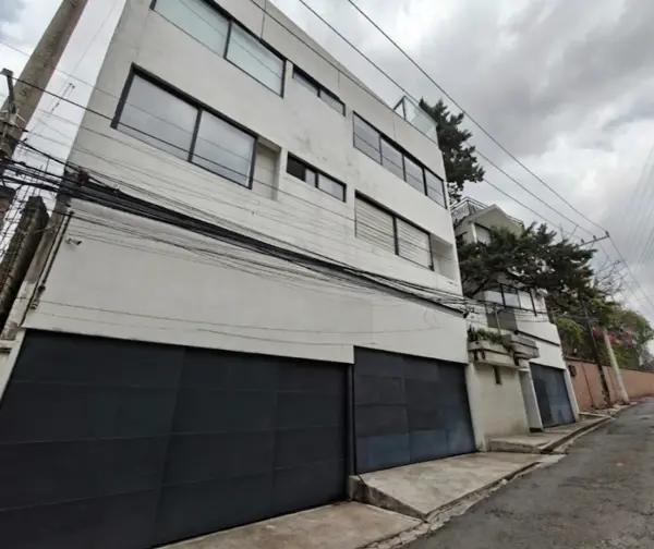 se vende magnífico departamento de dos pisos con jardín privado