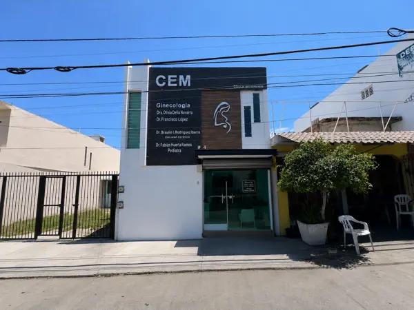 SE RENTA CONSULTORIO, SERVICIOS INCLUIDOS - EN INFONAVIT PLAYAS.