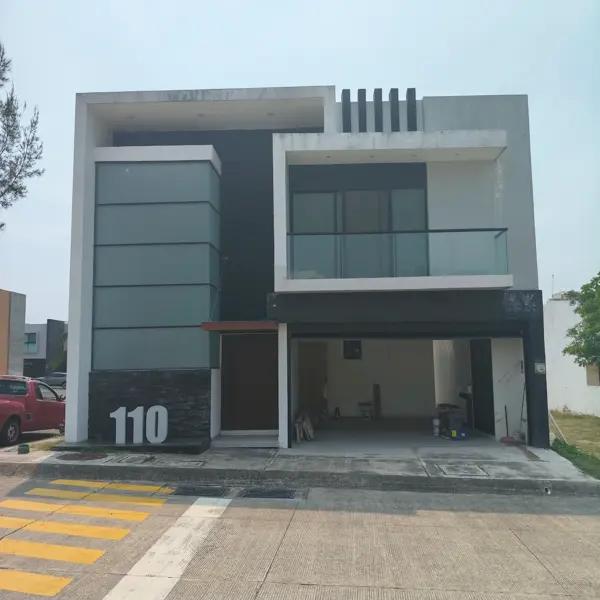 Casa en Venta en Lomas Residencial, Riviera Veracruzana: Moderna y Espaciosa con Alberca