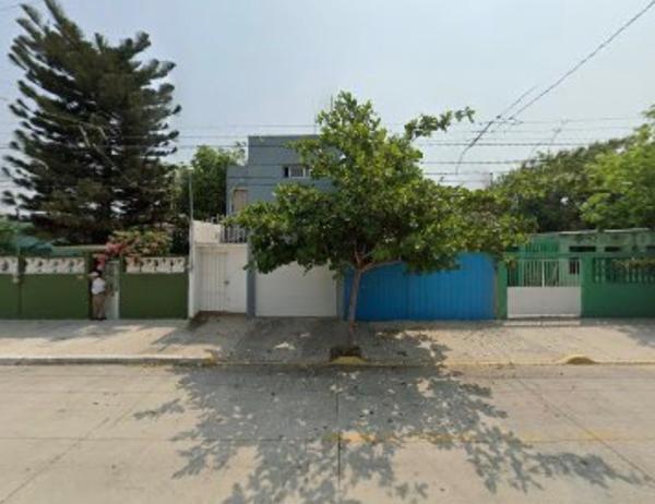 Casa en Venta en Unidad Veracruzana, Veracruz: Moderna y Espaciosa