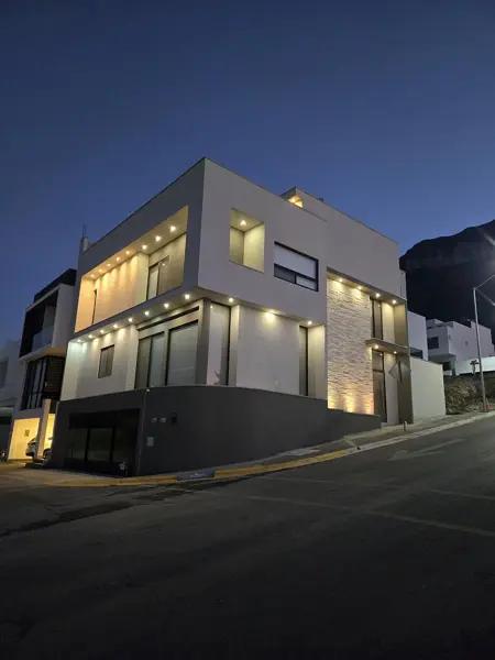 Casa de LUJO en VENTA con ALBERCA en Cumbres Elite Sector ALPES en Monterrey NL