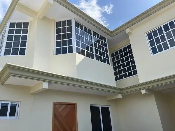 Residencia con local comercial en Colonia Maya