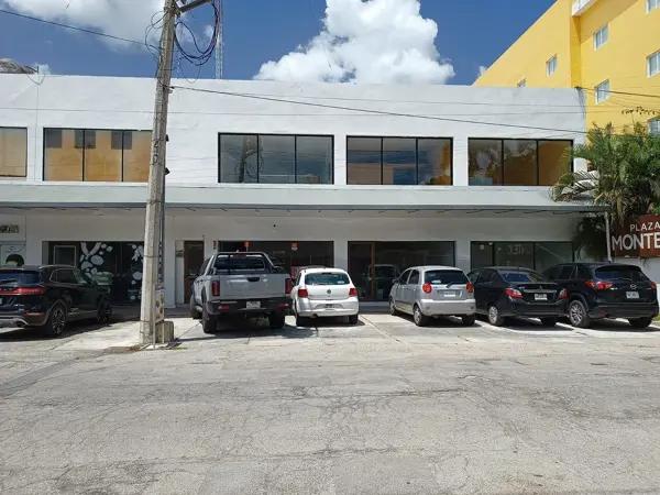 Local comercial con 220 trifásica Plaza Montejo zona de alta afluencia