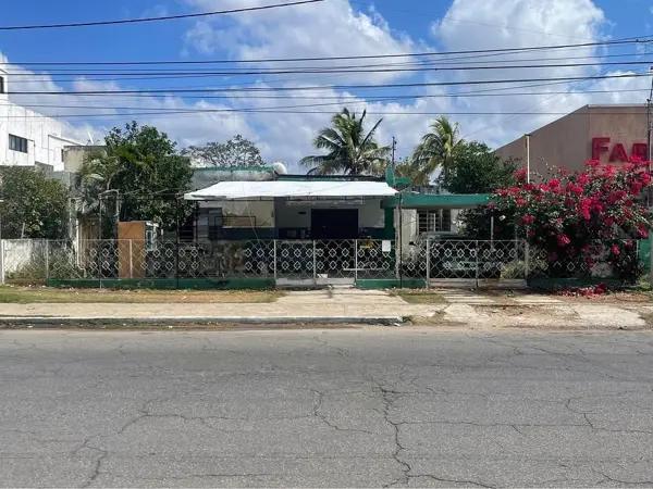 Casa de una planta en venta sobre avenida en zona comercial