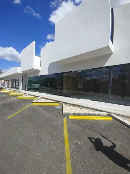 Local en plaza comercial en Cholul de 100mts