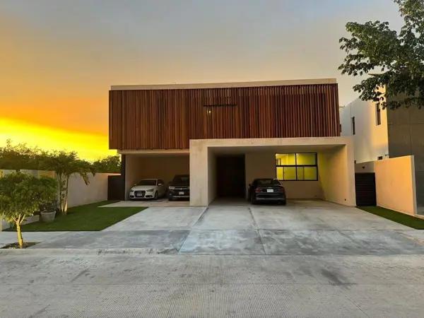 Casa con 4 Recámaras y 952 m2 de Terreno en Privada con Amenidades: NORTEMERIDA