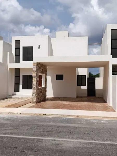 Casa con 4 recámaras y piscina en Privada Residencial