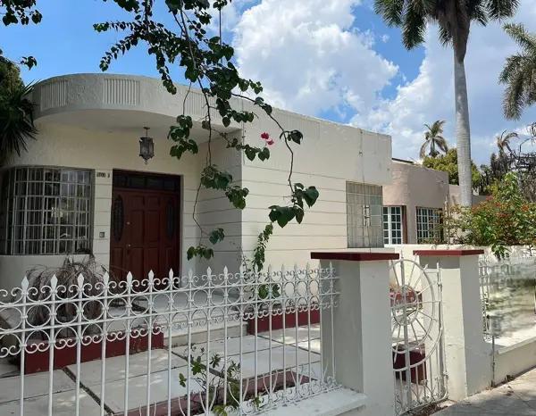 Casona ideal para comercio o negocio en venta o renta sobre Avenida Colón