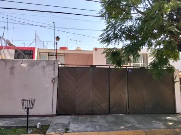 Casa en Venta en Bosques de Echegaray con Jardín y Estudio