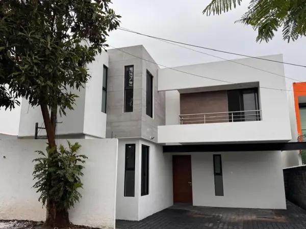 CASA NUEVA EN VENTA EN CONDOMINIO CON ALBERCA Y JARDIN EN ZONA FRESCA DE CUERNAVACA.