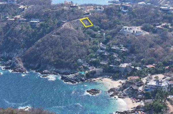 Terreno con estupenda vista y acceso directo al mar