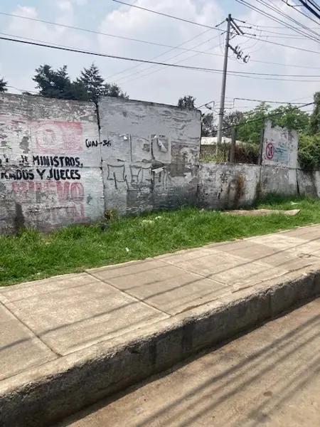 Buen terreno comercial en esquina sobre Carretera Mexico-Toluca