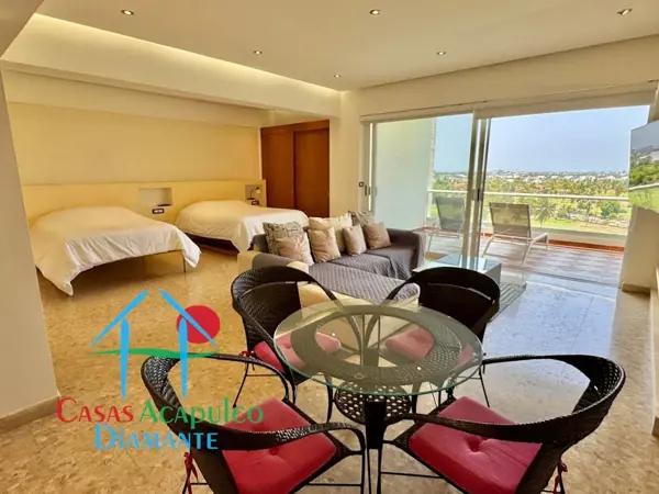 Depa de una recámara y terraza con vista al campo de golf y vista parcial al mar
