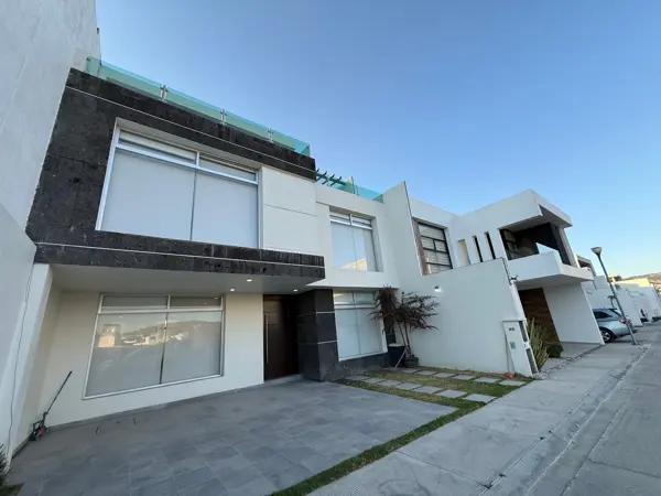 Casa en Venta en El Portezuelo, Mineral de la Reforma: Zona Exclusiva y Servicios Completos