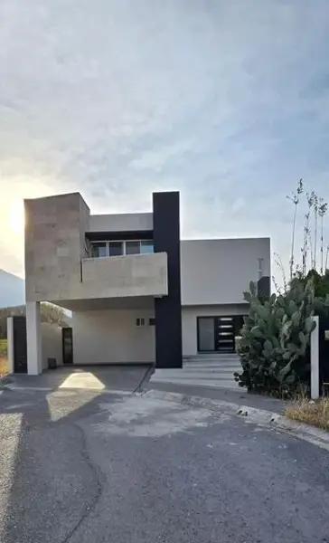 Casa Amplia en Venta en Privada en El Uro | $14,500,000 MXN Casa Amplia en Venta en Privada en El Uro | $14,500,000 MXN