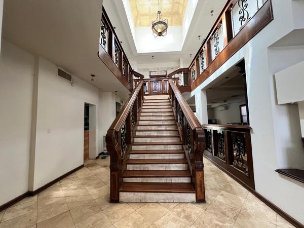 CASA EN VENTA CON SALIDA A CAMPO DE GOLF, SÓTANO Y ALBERCA TECHADA