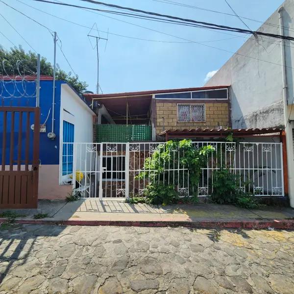 Casa comercial a la venta en el Centro Jiutepec, con 3 locales comerciales sobre avenida. Casa comercial a la venta en el Centro Jiutepec, con 3 locales comerciales sobre avenida.