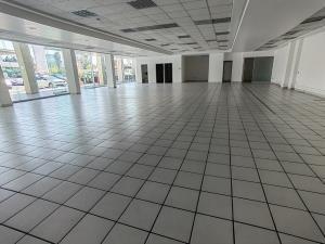 LOCAL EN RENTA EN PLAZA COMERCIAL SOBRE AV ATLIXCÁYOTL
