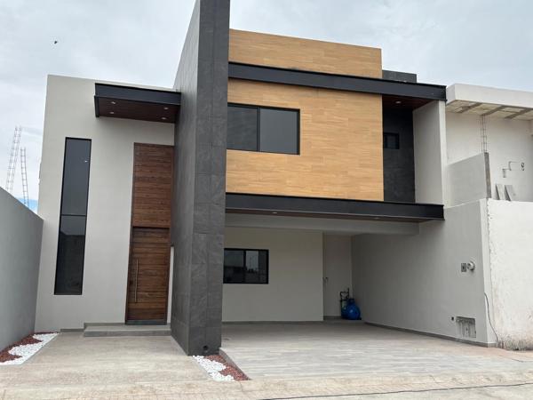 Casa en Venta en Los Viñedos, Torreón: Amplia y en Privada