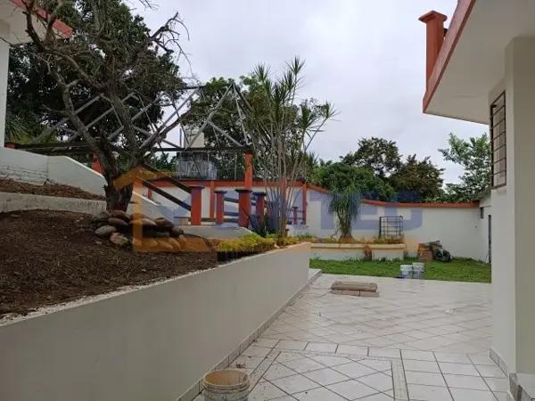 Venta de Edificio incluye casa principal con 4 recámaras; 1 casa chica de 2 pzs y oficinas; de 2 pla