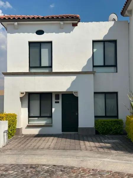 Casa de 3 recámaras en renta en Mezquite (Cluster Olivos) frente a HEB.
