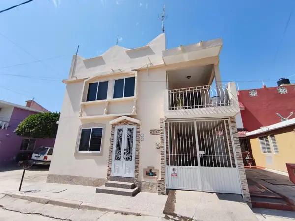 Casa en venta en Mazatlán, tres recámaras con terraza.