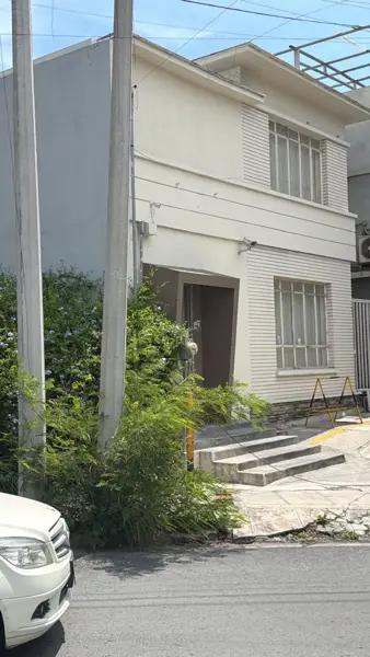 CASA CON USO DE SUELO EN RENTA ZONA OBISPADO