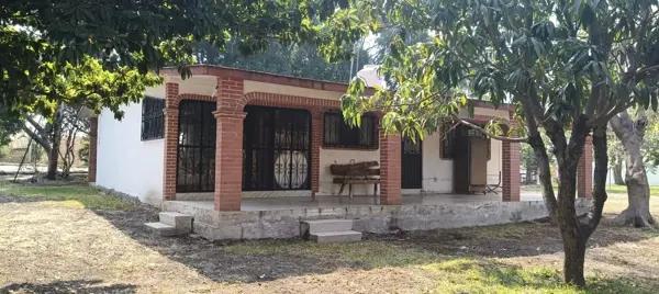Venta de Casa en Fracc. Los Vergeles de Atotonilco, Morelos con Amplia Superficie