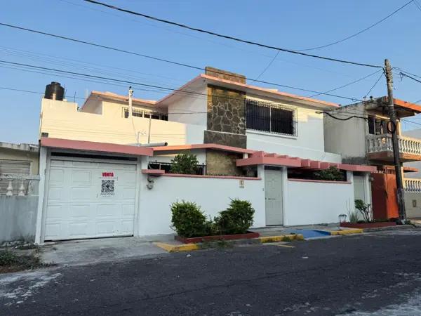 CASA EN VENTA EN EL FRACCIONAMIENTO VIRGINIA