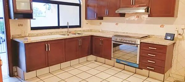 Casa Remodelada Sobre Calle Cerrada Recamara en Planta Baja — 4 rec