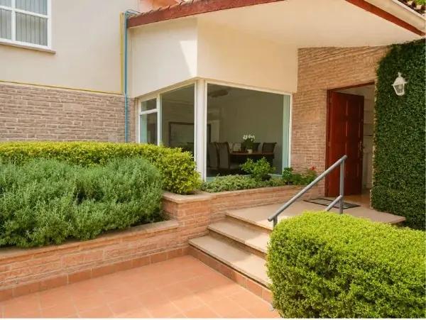 Casa amplia en renta en Lomas Hipódromo con departamento independiente