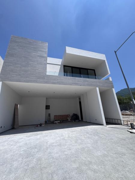 Casa en venta en El Uro, Carretera Nacional - Ideal para familias y alta plusvalía