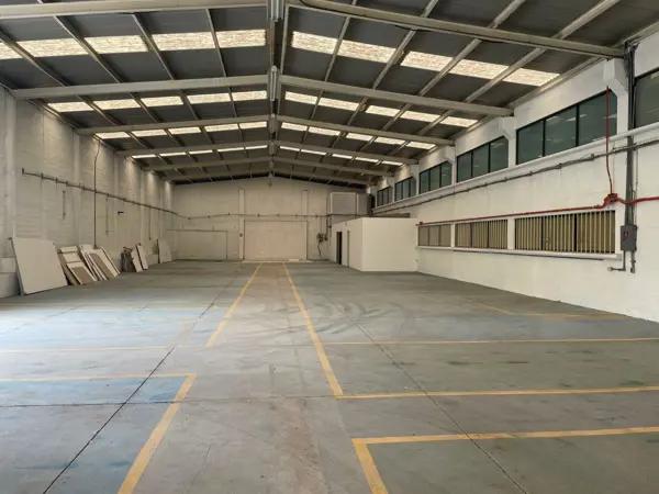 RENTA DE NAVES  "1,600 M2" ESPUELA DE FERROCARRIL