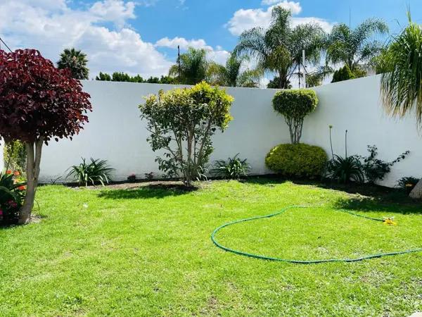 VENTA CASA SOLA EN CHOLUA CON JARDIN GRANDE PRIVADO, ZONA RECTA A CHOLULA, UDLAP, ZAVALETA