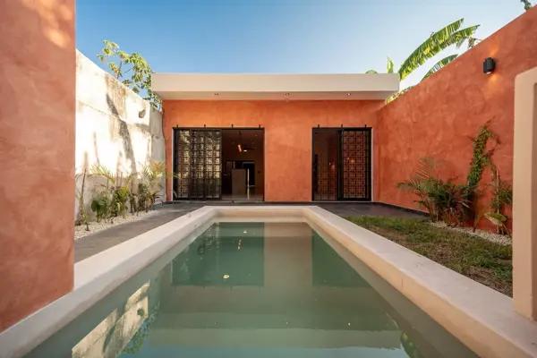 CASA EN VENTA EN BARRIO DE SANTIAGO, CENTRO DE MERIDA, AMUEBLADA
