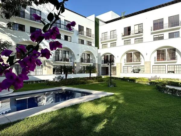Departamento con amplias áreas verdes y amenidades completas.