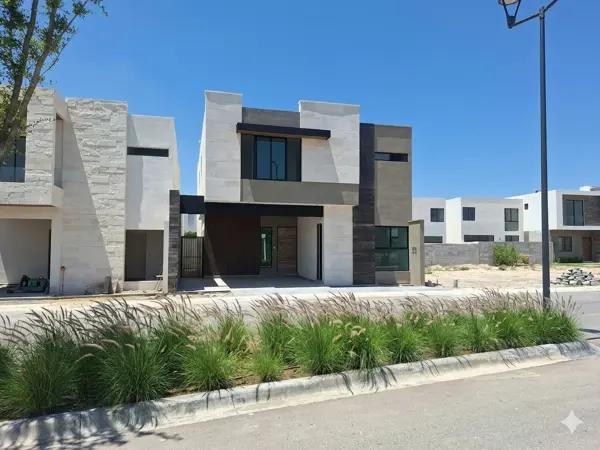 Casa en venta con recámara en planta baja en Fracc. Seterra, Saltillo Casa en venta con recámara en planta baja en Fracc. Seterra, Saltillo