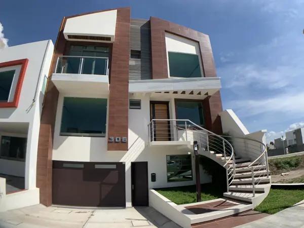 Hermosa casa residencial equipada en venta. 3 niveles. Zona plateada.