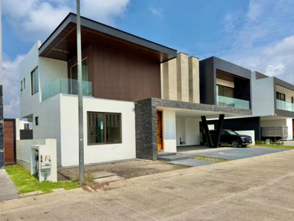 Casa en Venta en Metepec con Lujosas Amenidades y Excelente Ubicación