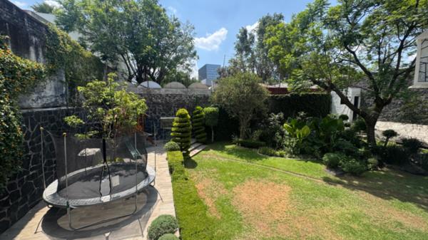 Extraordinaria casa sola con gran jardín Extraordinaria casa sola con gran jardín