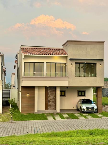 Casa en Venta en Metepec: Amplios Espacios y Amenidades Exclusivas